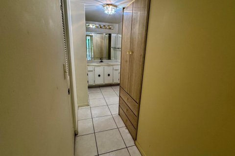 Condo in Tamarac, Florida, 2 bedrooms  № 2083639 - photo 13
