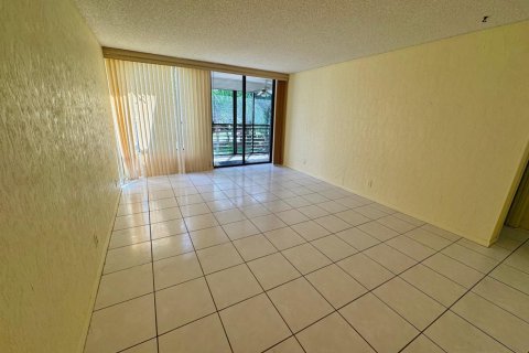Condo in Tamarac, Florida, 2 bedrooms  № 2083639 - photo 5