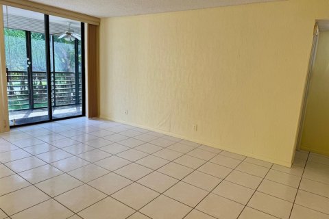 Condo in Tamarac, Florida, 2 bedrooms  № 2083639 - photo 9