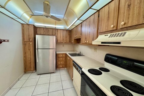 Condo in Tamarac, Florida, 2 bedrooms  № 2083639 - photo 2