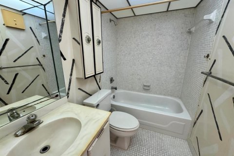 Condo in Tamarac, Florida, 2 bedrooms  № 2083639 - photo 18
