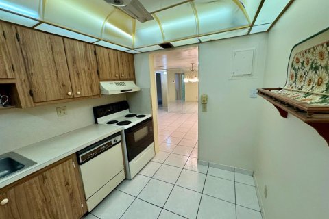 Condo in Tamarac, Florida, 2 bedrooms  № 2083639 - photo 3