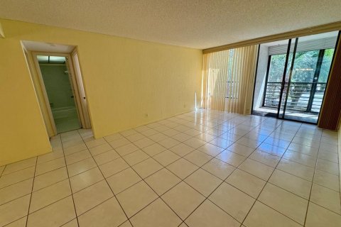 Condo in Tamarac, Florida, 2 bedrooms  № 2083639 - photo 10