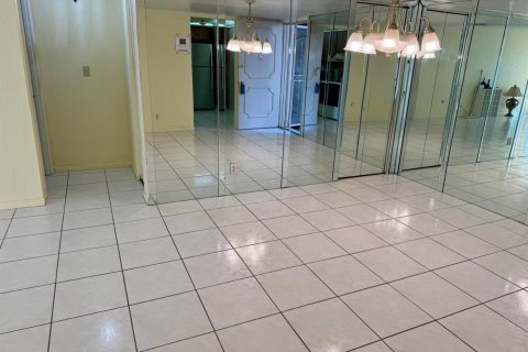 Condo in Tamarac, Florida, 2 bedrooms  № 2083639 - photo 8