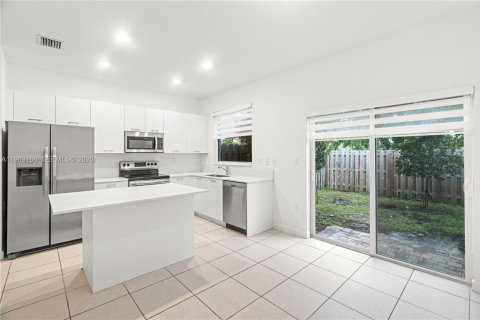 Touwnhouse à louer à Miami, Floride: 3 chambres, 123.37 m2 № 2024227 - photo 13