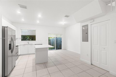 Touwnhouse à louer à Miami, Floride: 3 chambres, 123.37 m2 № 2024227 - photo 11