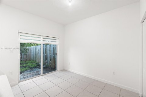 Touwnhouse à louer à Miami, Floride: 3 chambres, 123.37 m2 № 2024227 - photo 16
