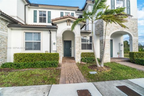 Touwnhouse à louer à Miami, Floride: 3 chambres, 123.37 m2 № 2024227 - photo 2