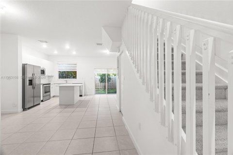 Touwnhouse à louer à Miami, Floride: 3 chambres, 123.37 m2 № 2024227 - photo 8