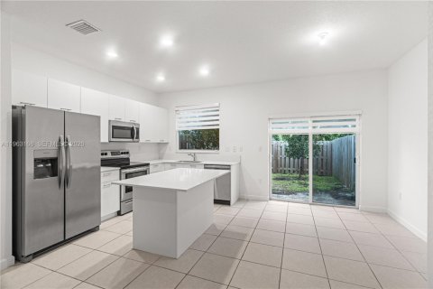 Touwnhouse à louer à Miami, Floride: 3 chambres, 123.37 m2 № 2024227 - photo 12