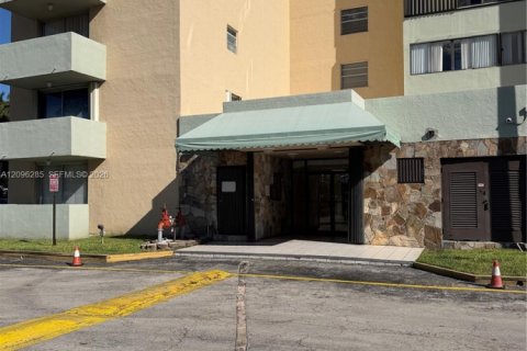 Condo in Miami, Florida, 2 bedrooms  № 2387962 - photo 1