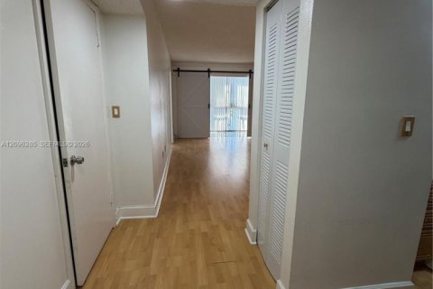 Condo in Miami, Florida, 2 bedrooms  № 2387962 - photo 5