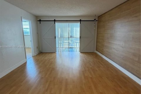 Condo in Miami, Florida, 2 bedrooms  № 2387962 - photo 7