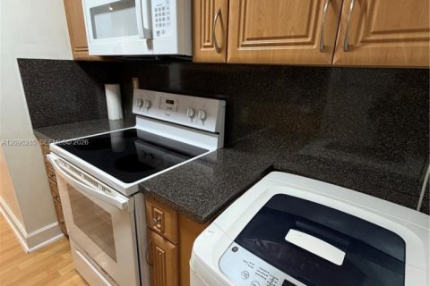 Condo in Miami, Florida, 2 bedrooms  № 2387962 - photo 16