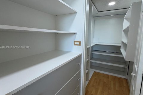 Condo in Miami, Florida, 2 bedrooms  № 2387962 - photo 19