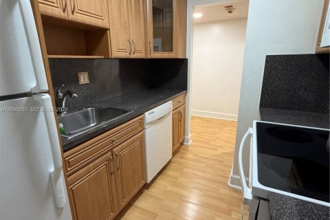 Condo in Miami, Florida, 2 bedrooms  № 2387962 - photo 13