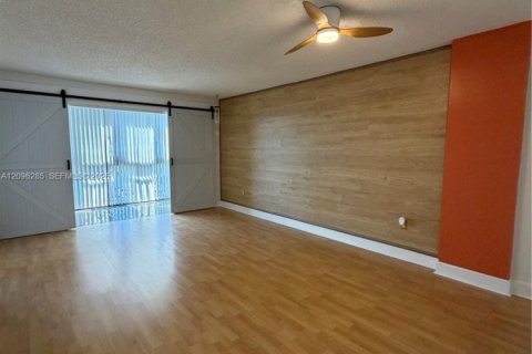 Condo in Miami, Florida, 2 bedrooms  № 2387962 - photo 6