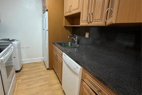 Condo in Miami, Florida, 2 bedrooms  № 2387962 - photo 15