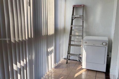 Condo in Miami, Florida, 2 bedrooms  № 2387962 - photo 10