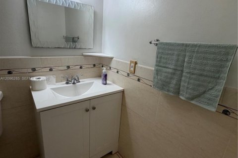Condo in Miami, Florida, 2 bedrooms  № 2387962 - photo 24