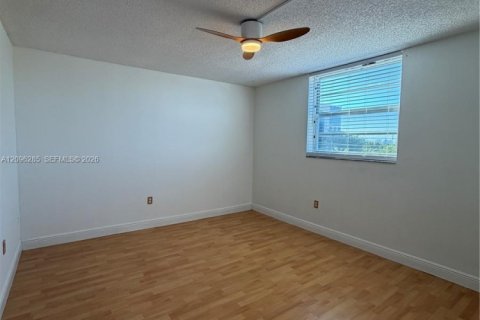 Condo in Miami, Florida, 2 bedrooms  № 2387962 - photo 17