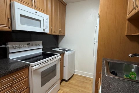 Condo in Miami, Florida, 2 bedrooms  № 2387962 - photo 14