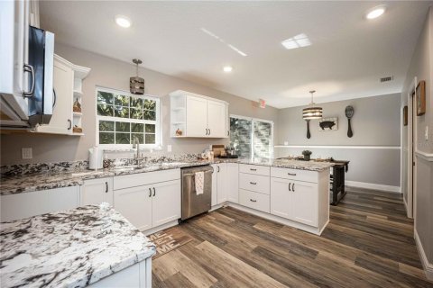 Propiedad comercial en alquiler en Wildwood, Florida, 286.05 m2 № 1558989 - foto 8