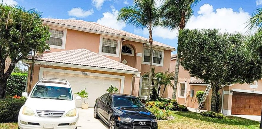 House in Boca Raton, Florida 4 bedrooms, 237.09 sq.m. № 2021170