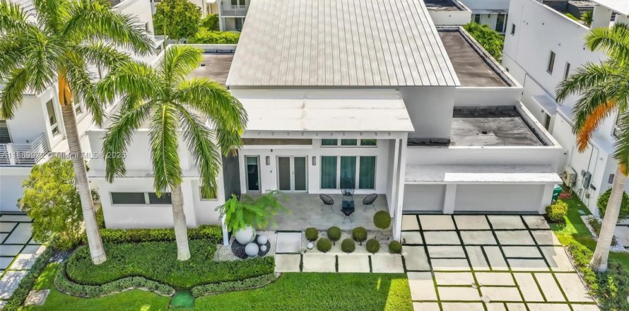 House in Doral, Florida 5 bedrooms, 337.98 sq.m. № 1897000