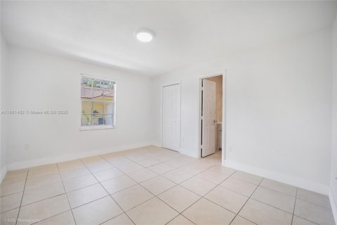 Снять в аренду виллу или дом в Майами, Флорида 3 спальни, 267.65м2, № 1958457 - фото 6