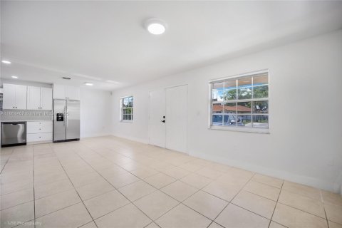 Снять в аренду виллу или дом в Майами, Флорида 3 спальни, 267.65м2, № 1958457 - фото 4