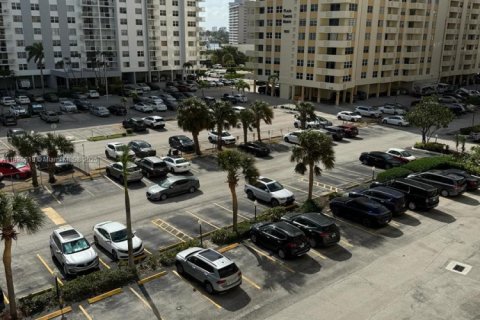 Condo in Hallandale Beach, Florida, 2 bedrooms  № 1938490 - photo 4
