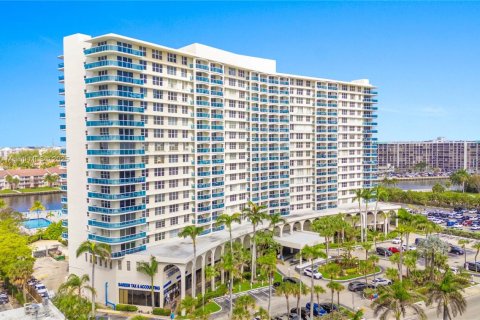 Condominio en venta en Hollywood, Florida, 2 dormitorios, 117.99 m2 № 1865603 - foto 1