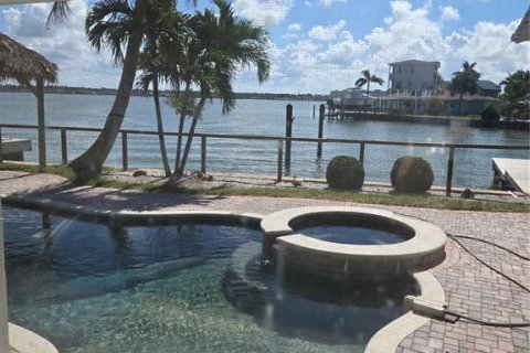 House in Redington Beach, Florida 3 bedrooms, 175.12 sq.m. № 2135883 - photo 3
