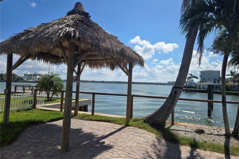 House in Redington Beach, Florida 3 bedrooms, 175.12 sq.m. № 2135883 - photo 5