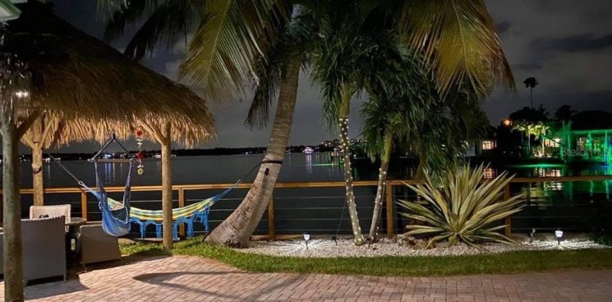 House in Redington Beach, Florida 3 bedrooms, 175.12 sq.m. № 2135883