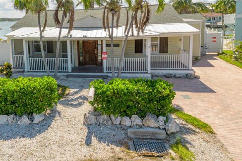 House in Redington Beach, Florida 3 bedrooms, 175.12 sq.m. № 2135883 - photo 2