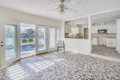 House in Redington Beach, Florida 3 bedrooms, 175.12 sq.m. № 2135883 - photo 16