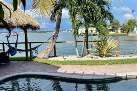 House in Redington Beach, Florida 3 bedrooms, 175.12 sq.m. № 2135883 - photo 4