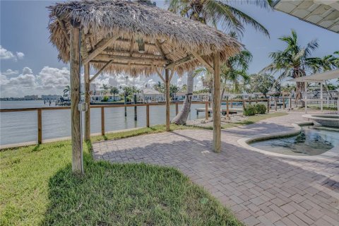 House in Redington Beach, Florida 3 bedrooms, 175.12 sq.m. № 2135883 - photo 7