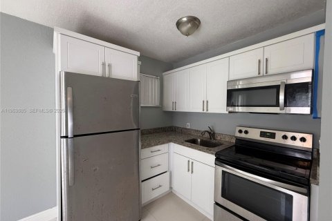 Casa en alquiler en Miami, Florida, 2 dormitorios, 69.68 m2 № 2031892 - foto 3