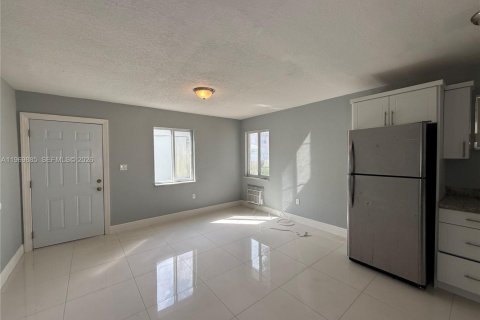Casa en alquiler en Miami, Florida, 2 dormitorios, 69.68 m2 № 2031892 - foto 4