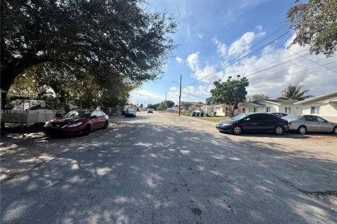 Casa en alquiler en Miami, Florida, 2 dormitorios, 69.68 m2 № 2031892 - foto 17