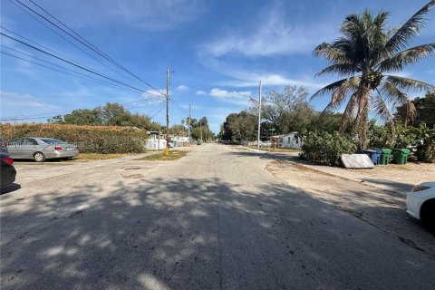 Casa en alquiler en Miami, Florida, 2 dormitorios, 69.68 m2 № 2031892 - foto 16