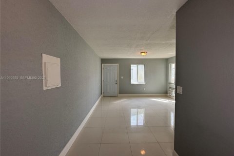 Casa en alquiler en Miami, Florida, 2 dormitorios, 69.68 m2 № 2031892 - foto 5
