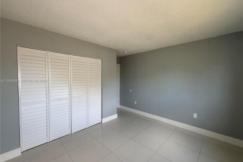 Casa en alquiler en Miami, Florida, 2 dormitorios, 69.68 m2 № 2031892 - foto 10