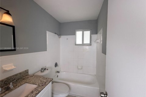 Casa en alquiler en Miami, Florida, 2 dormitorios, 69.68 m2 № 2031892 - foto 12