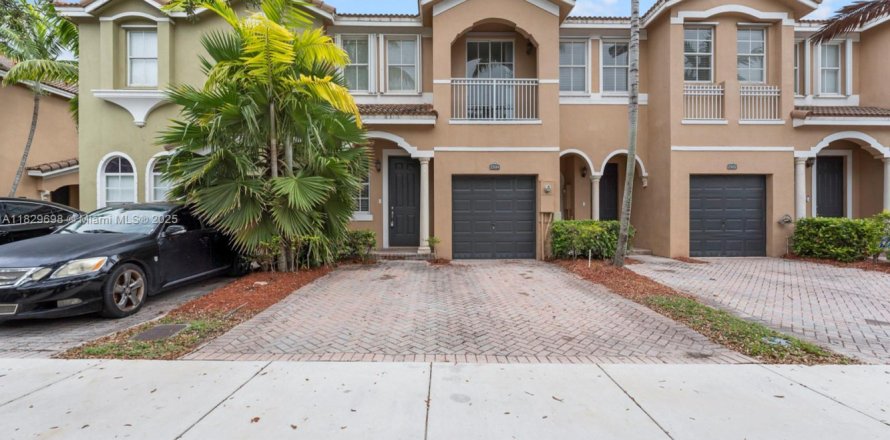 Townhouse in Homestead, Florida 3 bedrooms, 158.31 sq.m. № 1802628