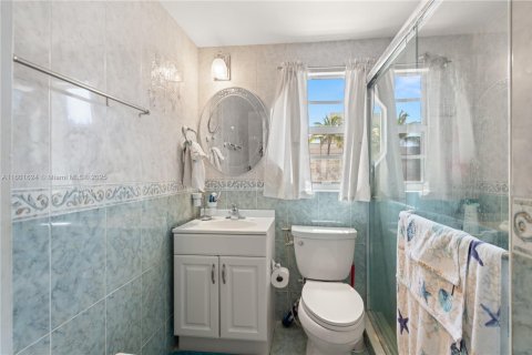 House in Surfside, Florida 4 bedrooms, 161.37 sq.m. № 1216984 - photo 14