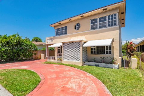 House in Surfside, Florida 4 bedrooms, 161.37 sq.m. № 1216984 - photo 7